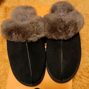 UGG Scuffette ll Slippers in Black and Gray 8